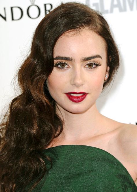 . Lily Collins Makeup, Outfit Graduacion, Green Dress Makeup, Deep Winter Palette, Lily Collins Style, Blonde Celebrities, Winter Bridesmaids, Brunette Makeup, Too Much Makeup