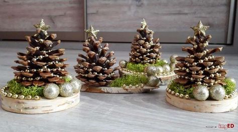 Diy Christmas Centerpiece, Pine Cone Christmas Decorations, Pinecone Crafts Christmas, Handmade Christmas Crafts, Christmas Centerpiece, Ideas Minecraft, Diy Christmas Decorations Easy, Christmas Wood Crafts, Handmade Christmas Decorations