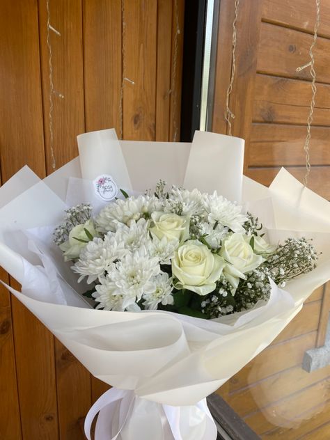 18th Birthday Bouquet Ideas, White Flower Bouquet Birthday, Flower Bookey, Bouquet Packaging, Flower Boquet, Graduation Bouquet, Hair Style On Saree, Glowing Flowers, Birthday Flowers Bouquet