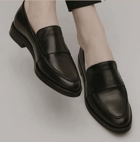 Academia Style Aesthetic, Light Academia Shoes, Dark Academia Shoes, Loafers Aesthetic, Academia Shoes, Shoes Preppy, Cos Shoes, Dark Academia Style, Academia Style