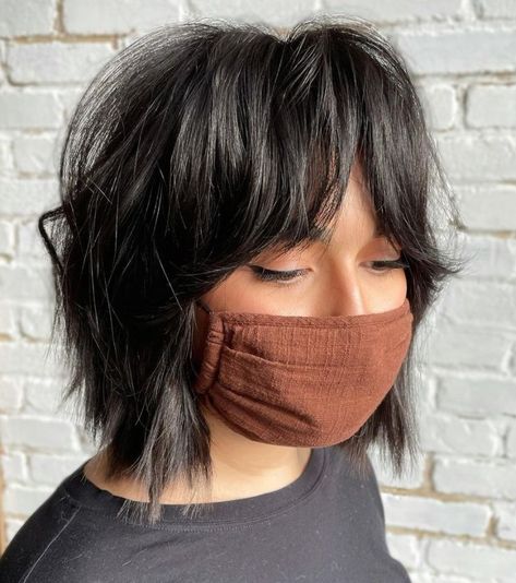 Brunette Shaggy Bob, Shaggy Bob With Curtain Bangs, Shaggy Bob With Bangs, Pelo Bob Ondulado, Shaggy Bobs, Bob With Curtain Bangs, Trendy Bob Hairstyles, Best Bob Haircuts, Shaggy Short Hair