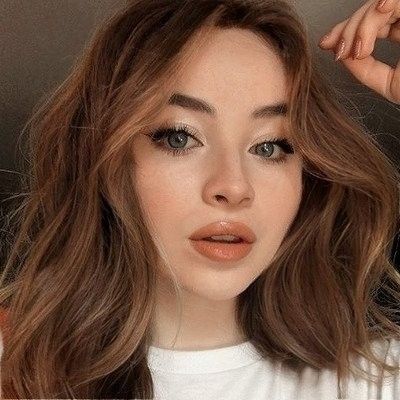 Sabrina Carpenter Brown Hair Sabrina Carpenter Dark Hair, Sabrina Carpenter Hair Brown, Sabrina Carpenter Brown Hair, Sabrina Carpenter, Glow Up?, Dark Hair, Brown Hair, Hair