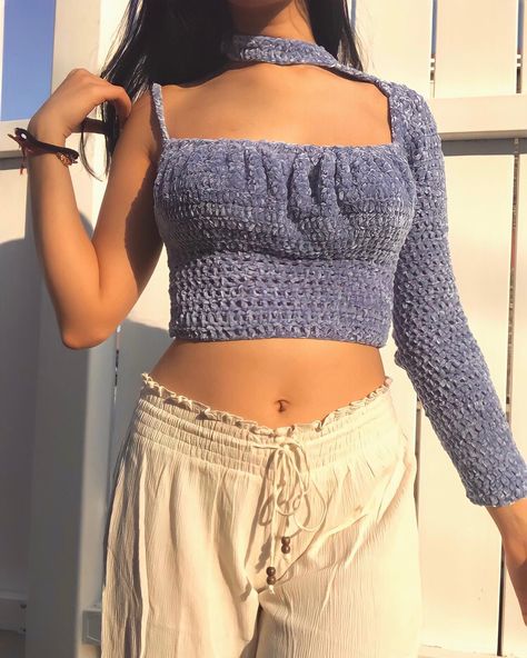 Purple crochet top with one-sleeve and a collar, ruched. Crochet Inspo, Crochet Clothing, Ruched Top, Crochet Design, Crochet Crop Top, Top Cropped, Crochet Fashion, Crochet Designs, Quarter Sleeve