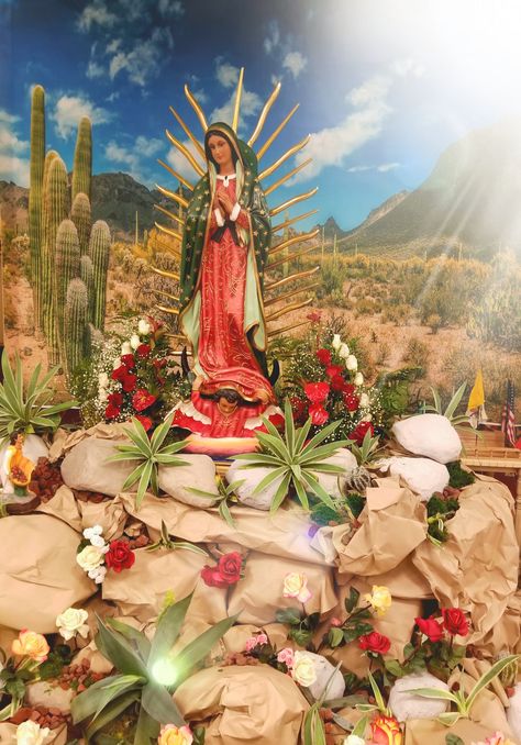 Festividad de La Virgen  de Guadalupe Altar Para La Virgen Ideas, Jesus Christ Portrait, Fall Paper Crafts, Church Altar Decorations, Church Altar, Virgin Mary Art, Mexican Culture Art, Catholic Decor, Virgin Of Guadalupe