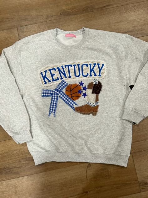 University of kentucky, applique sweatshirt, college patchwork sweatshirt, uk #sewdamecute College Sweatshirt Diy, College Patchwork Hoodie, Patchwork College Sweatshirt, Diy College Sweatshirt, University Of Kentucky Game Day Outfits, University Of Kentucky Aesthetic, Pennant Sweatshirt, Patchwork Sweatshirt Diy, Pennant Hoodie