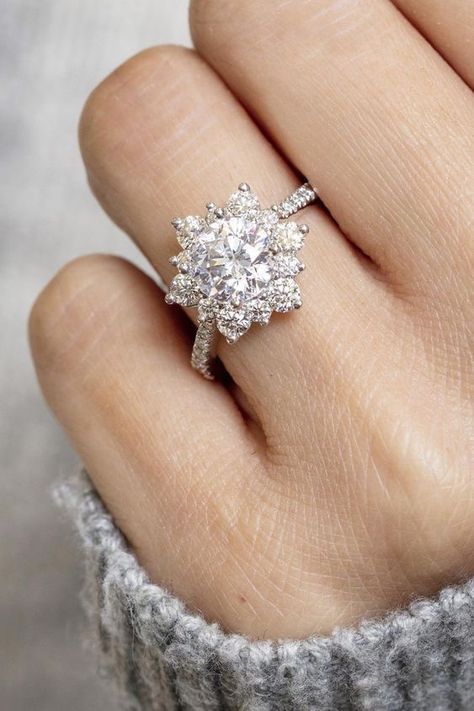 خواتم خطوبة, Snowflake Ring, Engagement Ring Inspiration, Classic Wedding Rings, Modern Engagement Rings, Beautiful Wedding Rings, Most Beautiful Wedding, Jewelry Diamonds, Classic Engagement Rings