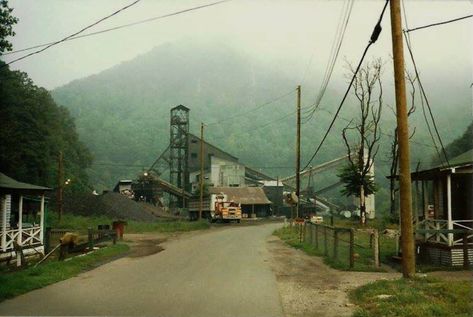 Southern Appalachia Aesthetic, Appalachia Core, American Gothic Aesthetic, Appalachia Aesthetic, Old Appalachia, Wvu Mountaineers Aesthetic, Morgantown West Virginia Aesthetic, Appalachian Gothic, Rural Appalachia