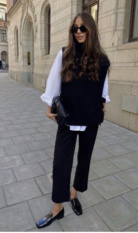 Business Casual Sweaters Women, Modern Jean Jacket, Fall Work Styles For Women, Minimal Work Outfits Women, Gen X Business Casual, Pinstripe Blouse Outfit, Casual Tailored Style Women, Mckinsey Consultant Outfit, All Black Business Outfits For Women