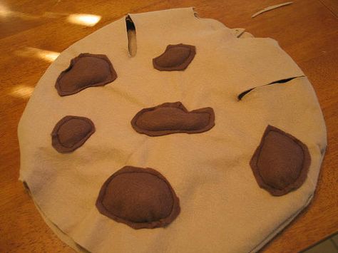 Chocolate Chip Cookie Costume Tutorial to go with Austin's Cookie Monster Costume. Chocolate Chip Cookie Costume, Cookie Costume Diy, Shopkins Costume, Chip Costume, Cookies Monster, Cookie Monster Costume, Diy Baby Costumes, Cookie Costume, Monster Costume