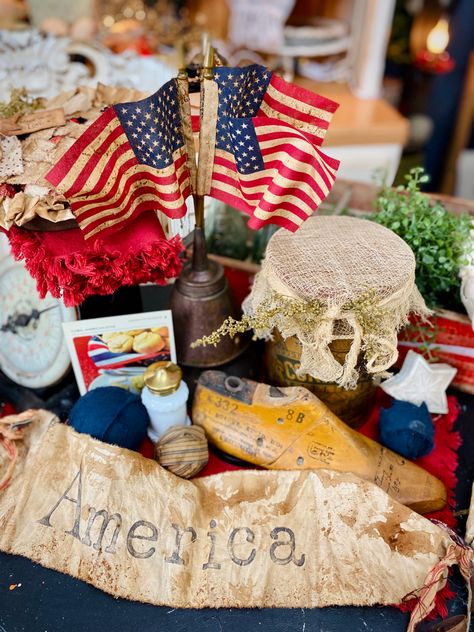 Vintage Americana Decor, Primitive Americana Decor, Patriotic Home Decor, Diy Decorating Ideas, Patriotic Diy, Blue Patio, Primitive Americana, Farmhouse Crafts, Patriotic Crafts