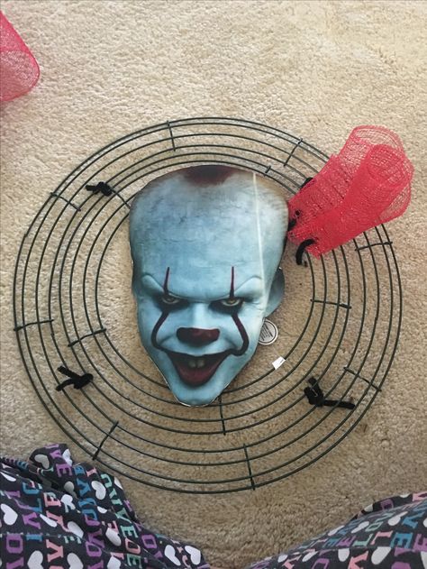 Making clown IT wreath It Wreath, Clowns Halloween Decorations, Scary Halloween Wreath, Scary Halloween Decorations Outdoor, Halloween School Treats, Clown Halloween, Easy Diy Halloween Decorations, Diy Halloween Wreath, Halloween Clown