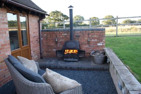 another platform idea, bricks covering concrete/cinder blocks Outdoor Log Burner, Best Wood Burning Stove, Outdoor Wood Burner, Barbecue Portable, Outdoor Wood Burning Fireplace, Small Outdoor Patios, Wood Burners, Outdoor Stove, Wood Burning Stoves