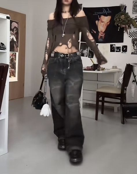 Baggy Jeans Outfit Y2k Grunge, Alternative Style Baggy Denim Bottoms, Y2k Style Baggy Wide-leg Pants, Y2k Baggy High-waisted Pants, Gothic Grunge Outfits, Y2k Baggy Full-length Bottoms, Y2k Goth Outfits, Y2k Goth, Outfits Baggy