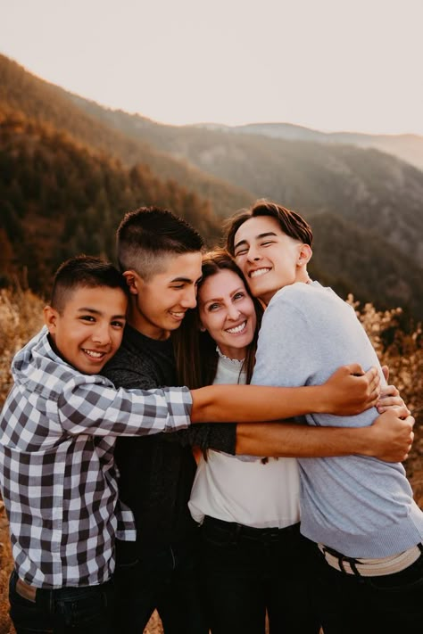 Teenage Family Photos Sibling Poses, Teenage Family Photoshoot Ideas, 4 Older Siblings Picture Ideas, Teenage Family Christmas Photos, Mom And Sons Photo Ideas Older, Older Family Photography Poses, Posing Family Of 4 With Teens, Teenage Family Photography, Mom And Teenage Sons Photo Ideas