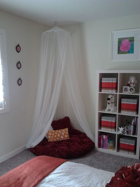 Corner Canopy Bedroom Ideas, Room Ideas For Readers, Comfy Room Corner, Relaxation Corner In Bedroom, Cozy Reading Corner Aesthetic, Aesthetic Corner Room, Comfy Corner Bedrooms, Chill Corner In Bedroom, Corner Sitting Area Cozy Nook