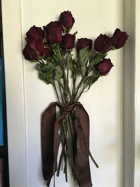 Roses Aesthetic, Dried Roses, Messy Room, Nothing But Flowers, Flower Therapy, Jolie Photo, Red Aesthetic, Flowers Nature, Flower Pictures