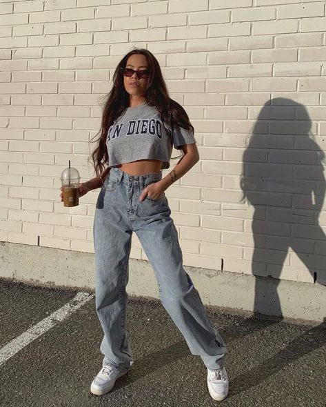 Fashion Clothing Streetwear on Instagram: “1, 2, 3, 4 or 5? 💞 Follow @fashionofappeal for more😝 Follow @fashionofappeal for more💖 . . . . . #streetwear #streetwearaddicted…” Cropped Oversized Tshirt, Y2k Style Outfits, Oversized Jeans, Clothing Streetwear, Tomboy Outfits, Aesthetic Y2k, Tshirt Outfits, Miami Dolphins, Cute Poses