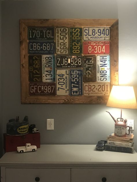 Vintage Toy Car Display, Old Car Room Decor, Display License Plates, Vintage Car Themed Bedroom, Car Themed Nursery Vintage, Vintage Car Boys Bedroom, Vintage Car Bedroom Ideas For Boys, Vintage Car Room For Boys, Vintage Car Themed Nursery