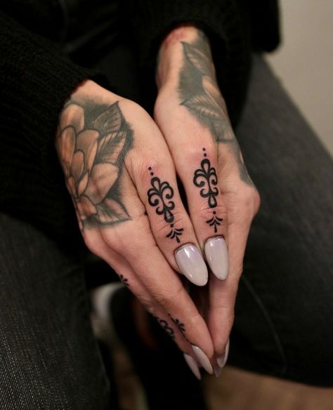 Inner Tattoo, Tattoo Bible, Tattoo Main, Ephemeral Tattoo, Aesthetic Tattoo Ideas, Thumb Tattoos, Finger Tats, Hand And Finger Tattoos, Finger Tattoo Designs