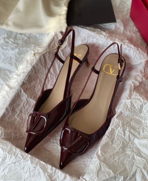 Heels Valentino, Hak Tinggi, Fall Heels, Heels Aesthetic, Burgundy Heels, Timeless Shoes, Shoes Heels Classy, Classy Shoes, Red High Heels