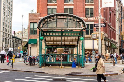 Subway Station Entrance, Nyc Subway Art, Subway Entrance, Mta Subway, Bloxburg Town, Nyc Neighborhoods, New York City Subway, New York Architecture, Subway Station