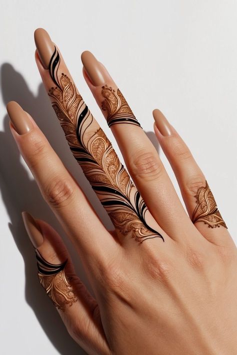 One Line Mehndi Design, Line Henna Design, Mehndi Fingers Design, Bold Mehendi Designs, Mendi Design Modern, Bold Henna Designs, Minimalistic Mehendi Designs, Circle Henna, Minimalist Mehendi Designs