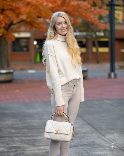 Chanel 19 handbag purse light beige outfit fall and winter fashion inspiration with a cozy turtleneck pullover sweater White Chanel 19 Bag Outfit, White Chanel Bag Outfit, Chanel 19 Bag Outfit, Purse Styling, Small Bag Outfit, Chanel 19 Beige, White Chanel Bag, Pink Chanel Bag, Chanel 19 Bag