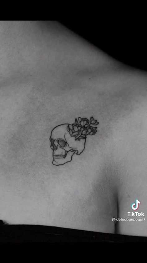 Skull Collar Bone Tattoo, Collar Bone Tattoo Small Simple, Collar Bone Tattoo Simple, Minimal Skull Tattoo, Pretty Skull Tattoos, Small Skull Tattoo, Skull Collar, Skull Tattoo Flowers, Basic Tattoos