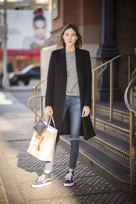 25 Cool Alexa Chung Outfits to Copy | Fall casual | Celebrity Street Style | /stylecaster/ (Sponsored) Casual Chique Stijl, Minimalist Moda, Alexa Chung Style, For School, Sneaker Trend, Cool Girl Style, Trending Sneakers, Style Crush, Alexa Chung