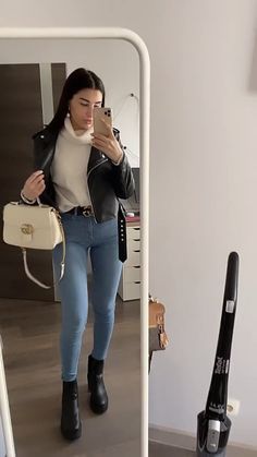 Outfits Con Botines Y Jeans, Heal Blisters, How To Heal Blisters, Outfits Juvenil, Outfit Botas, Outfits Con Jeans, Looks Jeans, Mode Zara, Classy Winter Outfits