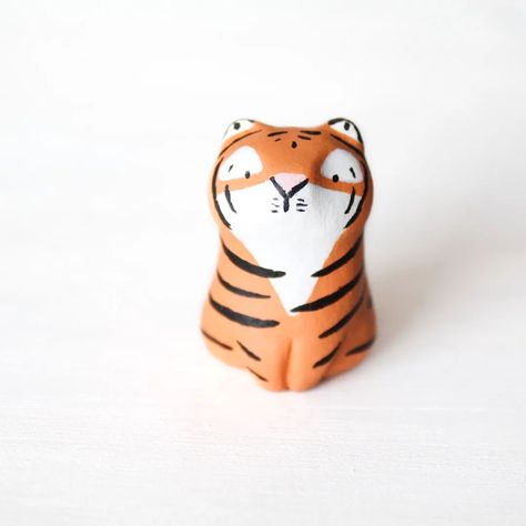 Tiger Diy Crafts, Clay Mini Figures, Small Clay Figures, Tiger Pottery, Mini Clay Sculptures, Airdryclay Ideas, Clay Tiger, Tiger Ornament, Tiger Ceramic