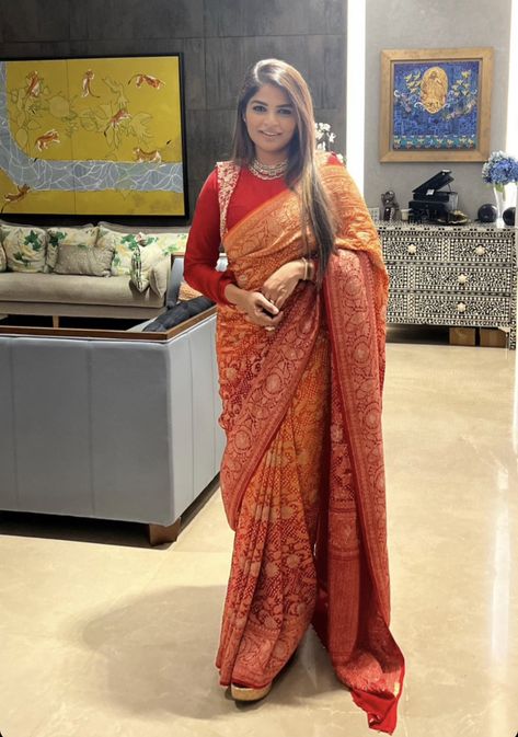 Silk Saree Blouse Pattern, Aesthetic Saree, Casual Blouse Designs, Nita Ambani, Silk Kurti Designs, Blouse Designs High Neck, Cotton Blouse Design, Saree Wearing Styles, New Saree Blouse Designs