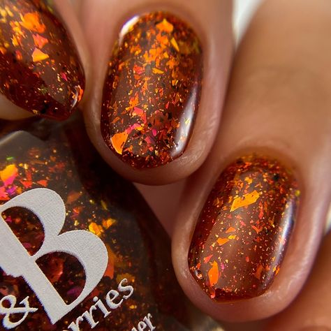 Sweet Potato Smash, inspired by a sweet potato cranberry bake, is a burnt orange jelly packed with purple/red/orange shifting crystal flakes, red & gold metallic flakes and black flakes. The Jen & Berries Food Fight collection continues for a 4th chapter with 4 fall-inspired indie nail polish shades packed with color shifting and metallic flakes. Opacity: 2-3 coats. Gorgeous swatch photos provided by: @brown_beautycentral @crazy4polish3019 @here.forthe.sparkles @llaurenails @lovelylacquerist @xo Orange Grey Nails, Festive Fall Nails, Rust Ombre Nails, Early November Nails, Winter Skittle Nails, Orange Nails Glitter, Pumpkin Orange Nails, Fall Nail Tips, Orange And Brown Nails