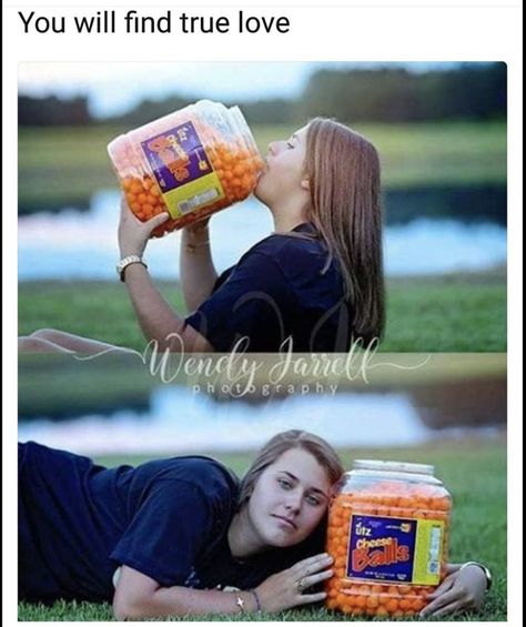 Thank you I one day hope to find love like this girl and her cheese balls... Awkward Senior Pictures, Funny Senior Id Pictures, Funny Calendar Photoshoot, Funny Senior Picture Ideas, Funny Senior Photos, Funny Portraits, Funny Photoshoot Ideas, Sr Photos, Funny Senior Pictures