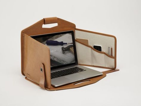 Design | ombiaiinterijeri La Fonction – Laptop case Mobile Workstation, Leather Art, Leather Laptop, Leather Projects, Leather Diy, Laptop Case, Travelers Notebook, Diy Bag, Leather Design