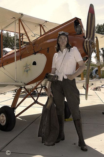 Female Pilots, Moon Man, Fear Of Flying, Female Pilot, Amelia Earhart, Vintage Aviation, Vintage Air, Vintage Airplanes, Foto Poses