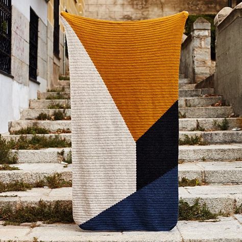 @lehandmade designed this beautiful Kala blanket with Katia Merino Shetland. She knew she wanted to design something geometric and graphic, this is how it turned out! 👏😍 . This design is part of #Makevolution, an exclusive collection made by 16 amazing designers. You can find all 16 patterns on katia.com (link in bio) ✨ Geometric Blanket, Knitting Quotes, Knit Shawls, Crochet Throw Blanket, Chunky Blanket, Manta Crochet, Crochet Throw, Crochet Flower Patterns, Learn To Crochet