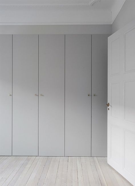 Modern | ombiaiinterijeri Gray Closet, Grey Wardrobe, Armoire Entree, Bedroom Closet Doors, White Closet, Storage Cupboard, Doors And Floors, Bedroom Armoire, Understated Style