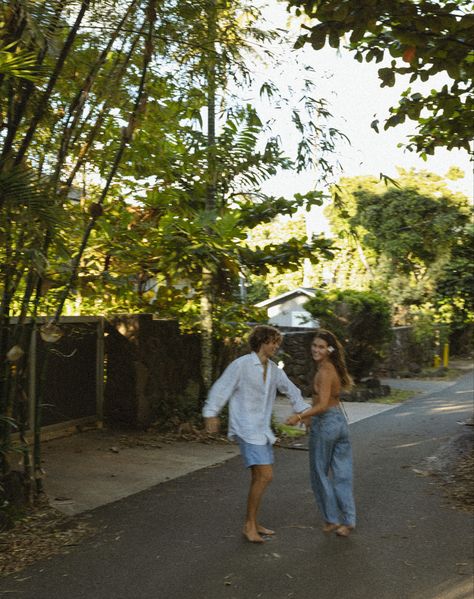 Summer Romance Aesthetic Beach, Thailand Engagement Photos, Maui Hawaii Couple Pictures, Island Couple Pictures, Tropical Couple Aesthetic, Couple In Hawaii Aesthetic, Hawaii Couple Outfit, Hawaii Photo Ideas Couple, Tropical Couple Pictures