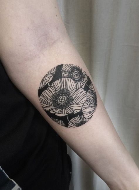 Leaf Circle Tattoo, Blackwork Poppy Tattoo, Black Floral Tattoo Cover Up, Circle Tattoo Cover Up, Oval Tattoo, Black Poppy Tattoo, Circular Tattoo Designs, Skin Doodles, Circular Tattoo