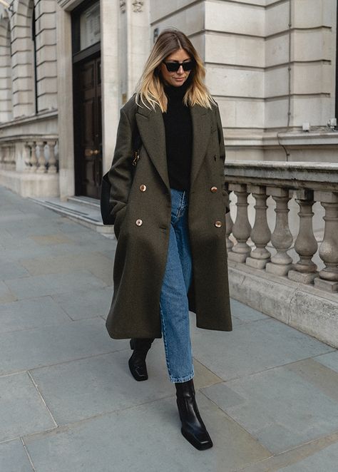 Green Coat Outfit, Wool Coat Outfit, Emma Hill, Mantel Outfit, Fall Fashion Colors, Green Wool Coat, Khaki Coat, Winter Boots Outfits, Black Boots Outfit