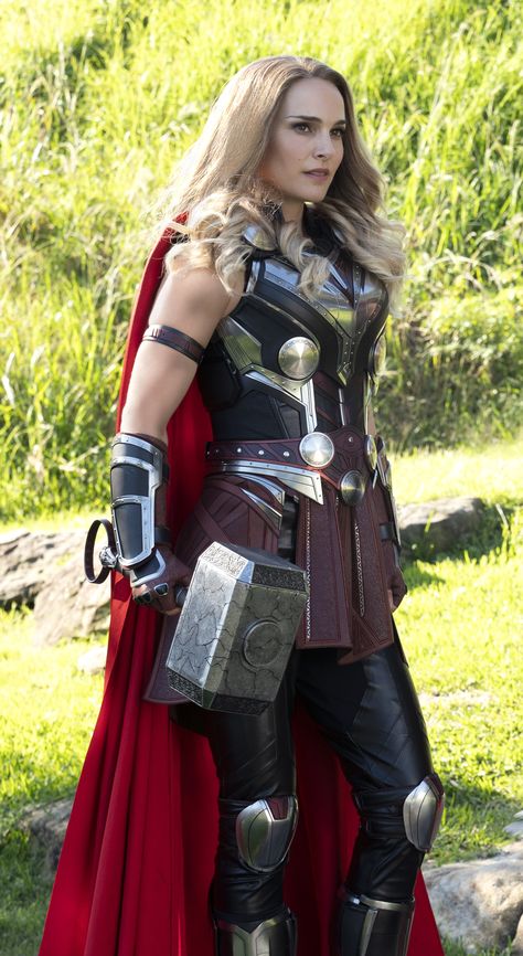 Mighty Thor Costume, Female Marvel Superheroes, Thor Halloween Costume, Natalie Portman Thor, Thor Girl, Costume Carnevale, Thor Costume, Character Nails, Thor Cosplay