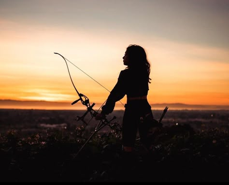 Compound Bow Aesthetic, Aesthetic Prosthetic, Senior Assassin, A Dark And Hollow Star, Bow Photoshoot, Archer Taylor Swift, The Archer Taylor Swift, Archery Photography, Target Aesthetic