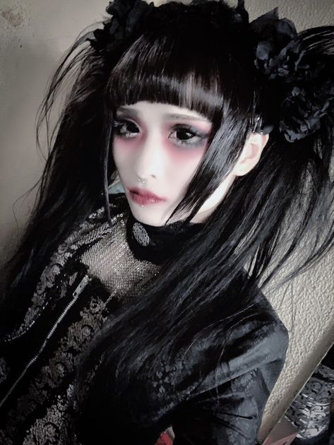 Harajuku Makeup Dark, Vkei Makeup, Harajuku Makeup, Visual Kei Makeup, Dark Gothic Fashion, Gothic Hair, Pale Makeup, Harajuku Goth, Gothic Hairstyles