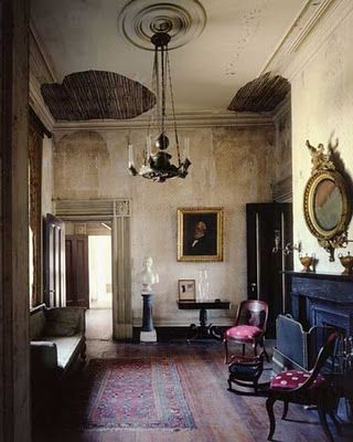 Southern Interior, Traditional Chic, Palace Interior, Ivy House, Southern Gothic, Beautiful Houses, Black Furniture, Vintage Interiors, Construction Design