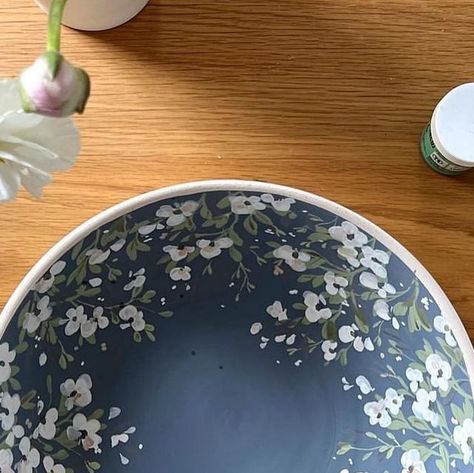 Floral Painted Ceramics, Ceramics Underglaze Painting, Intricate Pottery Painting, Handpainted Bowl Ideas, Paint Pottery Bowl Ideas, Cottagecore Pottery Painting, Pottery Painting Ideas Blue, Ceramic Painting Flowers, Hand Painted Pottery Bowls