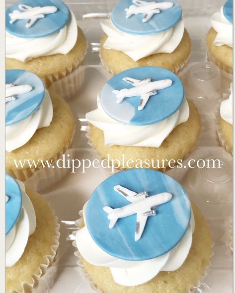 Airplane Theme Cupcakes, Travel Cupcakes Ideas, Aeroplane Cupcakes, Pilot Cupcakes, Cupcake Airplane, Flight Attendant Cake, Plane Cupcakes, Cake Aeroplane, Flight Attendant Party