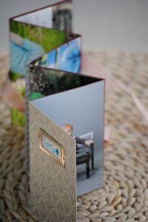 A VERY cute little 'Homemade Photo Album'.  What a perfect little gift!!  [This particular one went to GRANDMA]  #paper #DIY Handmade Photo Albums, Material Ideas, Bookbinding Tutorial, Diy Instagram, Air Clay, Accordion Book, Mini Photo Albums, Photo Album Design, Idea Photo