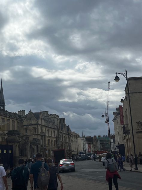 oxford dark academia town aesthetic Oxfordshire Aesthetic, Oxford Dark Academia, Oxford Town, Town Aesthetic, Study In London, Oxford England, Cloudy Sky, Oxford University, Bright Future