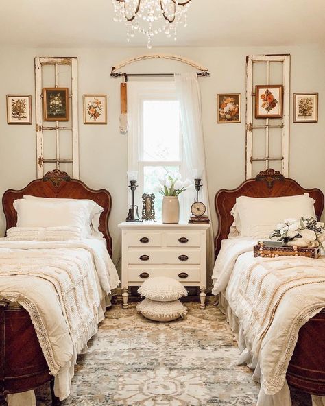 Antique House Decor Bedroom, Twin Beds Guest Room, Two Twin Beds, Antique Bedroom, Guest Bedroom Decor, Twin Beds, Casa Vintage, Twin Bedroom, Cottage Bedroom